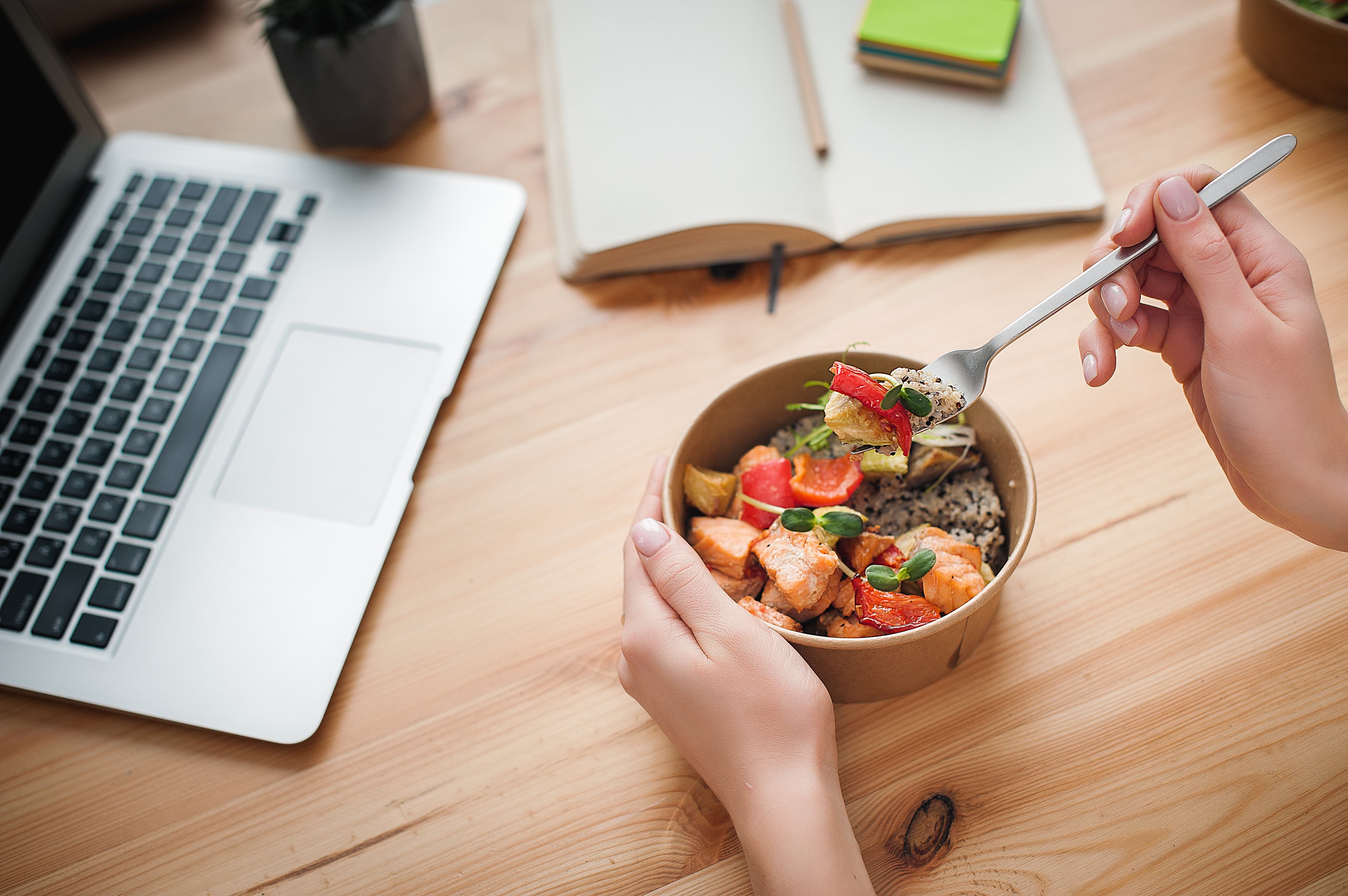 Team member enjoying a fresh Chef & Porter meal at their desk